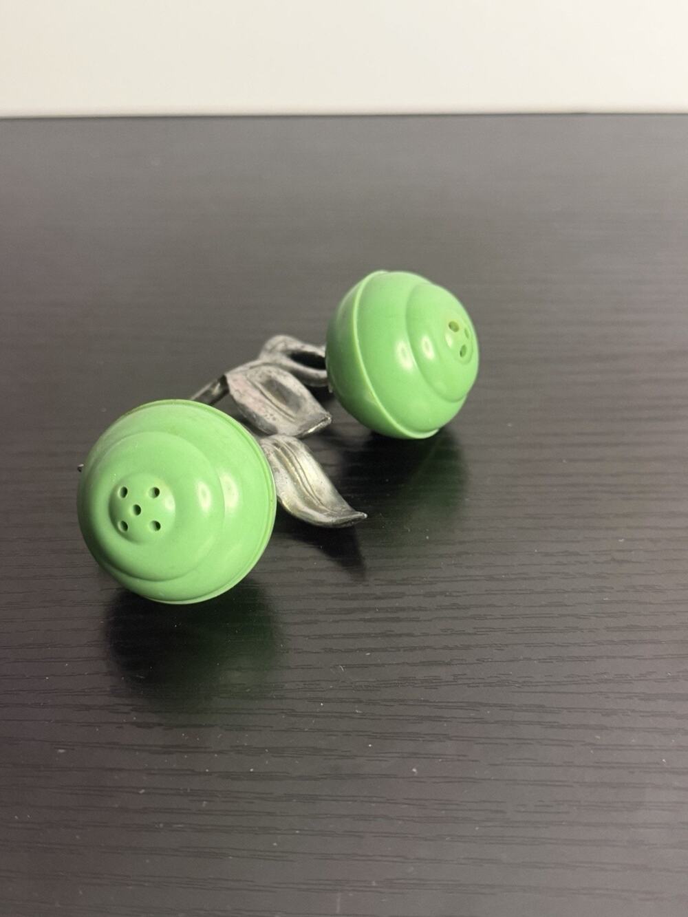 Vtg MCM Green Plastic Fruit Apple Salt & Pepper Shakers Metal Leaf Stem Base